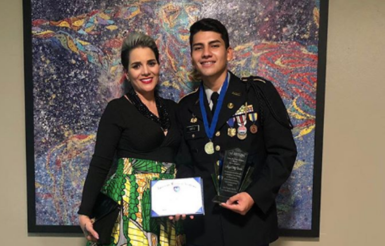 Jante Parra con sobreviviente de masacre de Guaynabo